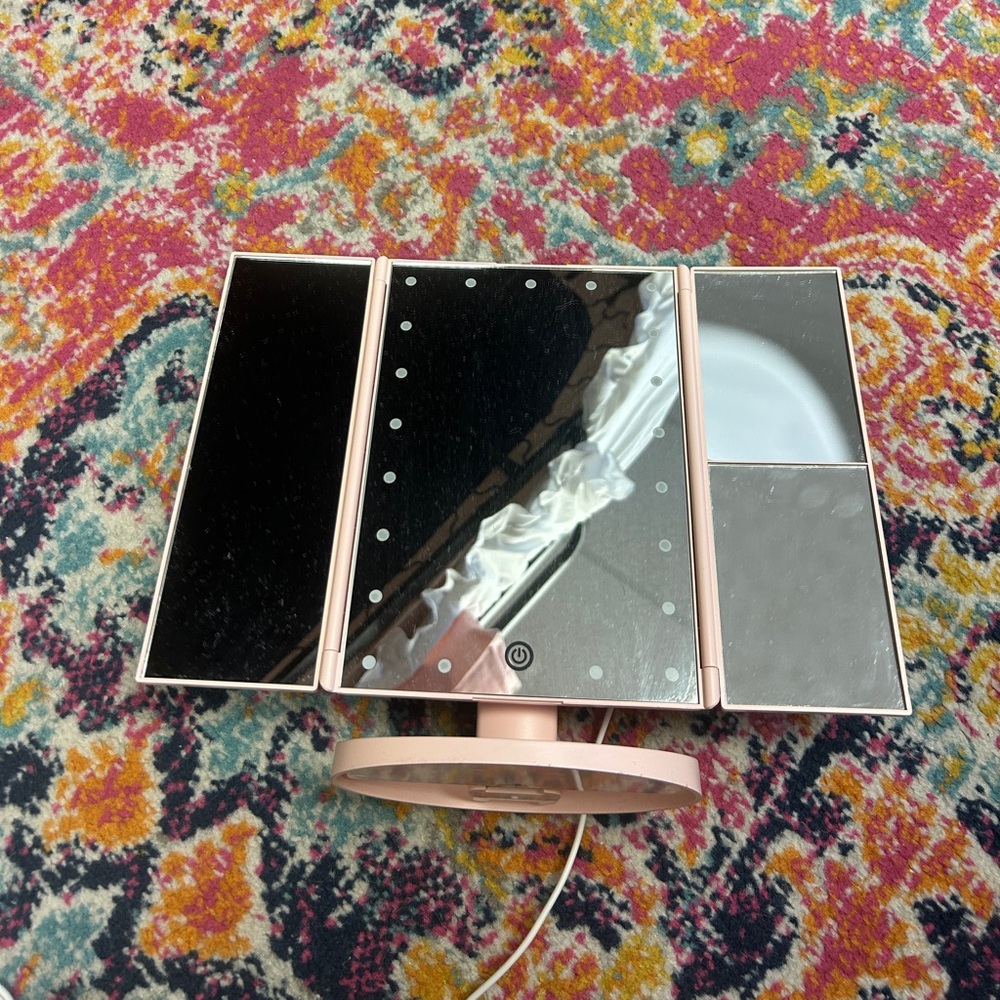 Tri-Fold Vanity Mirror with led lights